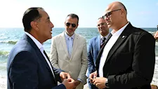 لا حواجز أمام البحر.. ماذا يحدث على كورنيش الإسكندرية؟ (صور)