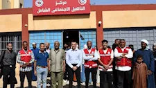 محافظ أسوان يسلم 33 وسيلة مساعدة لذوي الهمم.. سماعات وأطراف صناعية