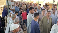 "جمّعوا 800 ألف في 4 أيام".. أهالي "دبركي" يساندون ضحايا حادث عمال المنوفية -صور