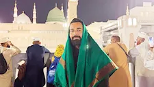 أحمد حاتم يؤدي مناسك العمرة احتفالًا بالمولد النبوي الشريف