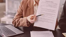 هل يحق لصاحب العمل إجبارك على توقيع عقد جديد؟ القانون يحسم الجدل