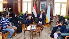 دهسه تروسيكل أثناء العمل.. محافظ الإسكندرية يكرّم أسرة عامل نظافة -صور