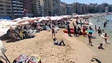 المدارس على الأبواب.. لا موضع لقدم بشواطئ شرق الإسكندرية -صور