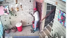 بزي مندوب توصيل.. شخص يحاول اقتحام شقة سكنية بمساعدة آخر