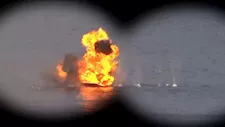 أشعل حريقا بها.. مقذوف مجهول يصيب ناقلة في مضيق هرمز