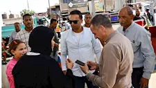 بالصور- محافظ أسوان يفاجئ محطات الوقود لمتابعة توزيع المواد البترولية