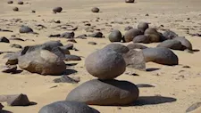 "بطيخ" وسط الصحراء.. حكاية صخور غامضة تحير الزائرين في الوادي الجديد - صور