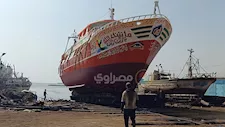 استعدادًا لموسم الصيد.. صيانة شاملة لمراكب الجر في خليج السويس - صور
