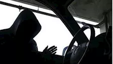 قفز بالسيارة في الزراعات.. سائق ينجو من سطو مسلح بمساعدة أهالي بالفيوم
