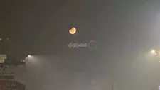 قرص أحمر بسماء كفر الشيخ.. تفاصيل الخسوف الجزئي للقمر (صور)