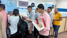 فرحة في صالة الانتظار.. موظفو مكتب تأمينات أسيوط يوزعون حلوى المولد على المواطنين