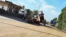 "اختل توازنه فجأة".. انقلاب ونش أثناء التحميل على طريق الباجور- القناطر (صور)