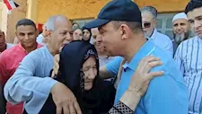 "رزقها كدة النهاردة".. محافظ المنيا يُقبل رأس سيدة ويأمر ببناء منزلها -صور