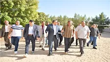 محافظ قنا يعفي مدير مدرسة بسبب تمزق علم الجمهورية وسوء الفصول
