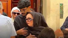 بحجاب ونظارة وقلب مكسور.. هكذا ظهرت نجلاء فتحي في جنازة ابنتها