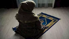 ما حكم صلاة المرأة بالمكياج؟.. عالم أزهري يوضح متى تصح ومتى يجب إزالته