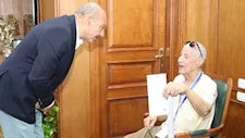 بعد سرقة معاشه.. محافظ السويس يطمئن على مسن ويوجه بملاحقة مرتكبى واقعة النصب 