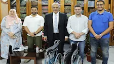 رئيس جامعة الأزهر يسلِّم كراسي متحركة لطلاب من ذوي الهمم 
