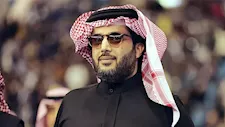 "أعلام تحمل اسمه".. تركي آل الشيخ يمازح متابع:" الناس اعتقدت إني في مصر"