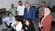 نائب رئيس "عين شمس" يتفقد معامل التنسيق الإلكتروني في أول أيام المرحلة الأولى