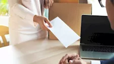 الاستقالة في قانون العمل الجديد.. 5 حقوق تحمي الموظف قبل ترك العمل
