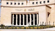 خبير مصرفي: تراجع السيولة يمنح "المركزي" مساحة أكبر لخفض الفائدة