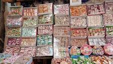 العروسة بـ10 جنيهات والمشكل بـ150.. انطلاق موسم حلوى المولد النبوي في أسوان -فيديو وصور