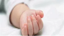 فارق الحياة في أحضان والده.. مصرع رضيع اختناقاً بـ "الببرونة" في القليوبية