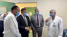 محافظ بورسعيد يزور "أبو عبده" بالمستشفى بعد واقعة إشعال النار في نفسه (صور)