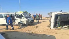 كادت تتحول لكارثة.. 8 مصابين في تصادم سيارتي ميكروباص بالسويس (صور)