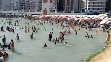الحرارة تتجاوز الـ 32.. حر أغسطس يدفع الآلاف لشواطئ الإسكندرية - صور