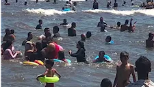 هربًا من الحر وحشود على الساحل.. زحام كبير على شاطئ جمصة -صور