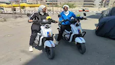 "اللقمة الحلال مش عيب".. حكاية "مي وسميرة" مع السكوتر والدليفري بالزقازيق (فيديو وصور)