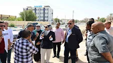 مظلات شمسية وساحات انتظار.. تفاصيل موقف الأقاليم الجديد بالخارجة - صور
