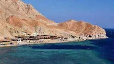 أسطورة فتاة و"مقبرة الغواصين".. ماذا تُخفي أعماق "البلو هول" في دهب؟ (صور)