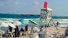 البحر ممنوع لليوم الثاني.. الأمواج تعكر صفو المصطافين بشواطئ الإسكندرية- صور