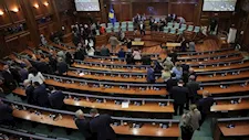 نائبة معارضة ترشق رئيس وزراء كوسوفو بالبيض.. فيديو 