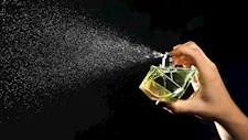 هل رش العطور على الجسم يسبب السرطان؟.. استشاري جلدية توضح