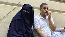 "أول مرة أشوفه من 10 سنين".. شقيقة "القاضي المزيف" تلتقيه داخل المحكمة