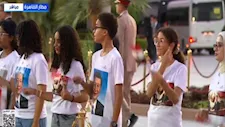 أطفال يحملون أعلام مصر والصين في استقبال جين بينج بمطار القاهرة