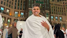 صورة من الأراضي المقدسة.. عمر كمال يؤدي مناسك العمرة