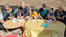 قعد على الطبلية وأكل فطير وعسل.. محافظ المنيا يشارك مزارعي البطاطس الإفطار -صور
