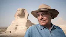 زاهي حواس يحسم حقيقة بردية الفاتيكان المزعومة عن بناء الأهرامات