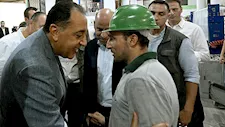 مدبولي يُجري حوارًا مع عامل: دخلكم كويس والرعاية تمام؟.. والأخير يرد