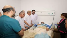 بعد إصابته داخل المدرسة.. محافظ السويس يزور المعلم ناصر نظير بالمستشفى (صور)