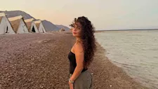 "سباحة ولعب مع الكلاب".. مايان السيد تودع الصيف من أمام البحر