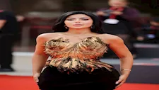 فستان من الريش الذهبي.. كارولين عزمي تخطف الأنظار في حفل ختام فينيسا الدولي