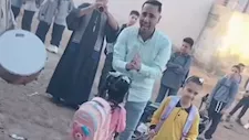 بالطبلة البلدي  والمزمار.. أب يزف ابنته حتى باب المدرسة في بالبحيرة