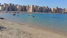 "البحر ملكك لوحدك".. شاهد شواطئ الإسكندرية في أول أيام الدراسة- صور