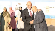 ابتسامة وسلام حار.. لقطة عفوية تجمع وزير التعليم وأحد معلمي كفر الشيخ 